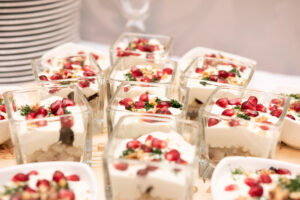 słodki deser z owocami w plastikowym, przeźroczystym kubeczku