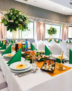 zdjęcie zastawionego stołu