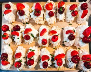 babeczki z wiśniami i truskawkami